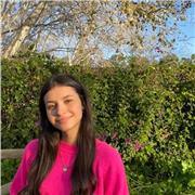 Soy estudiante de la carrera de economía y he estudiado el bachillerato de ciencias sociales.